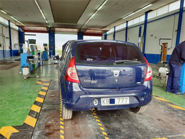 Dacia Sandero on Swedish plates is weighed at the start of it's ITV test Dacia Sandero on weighscale